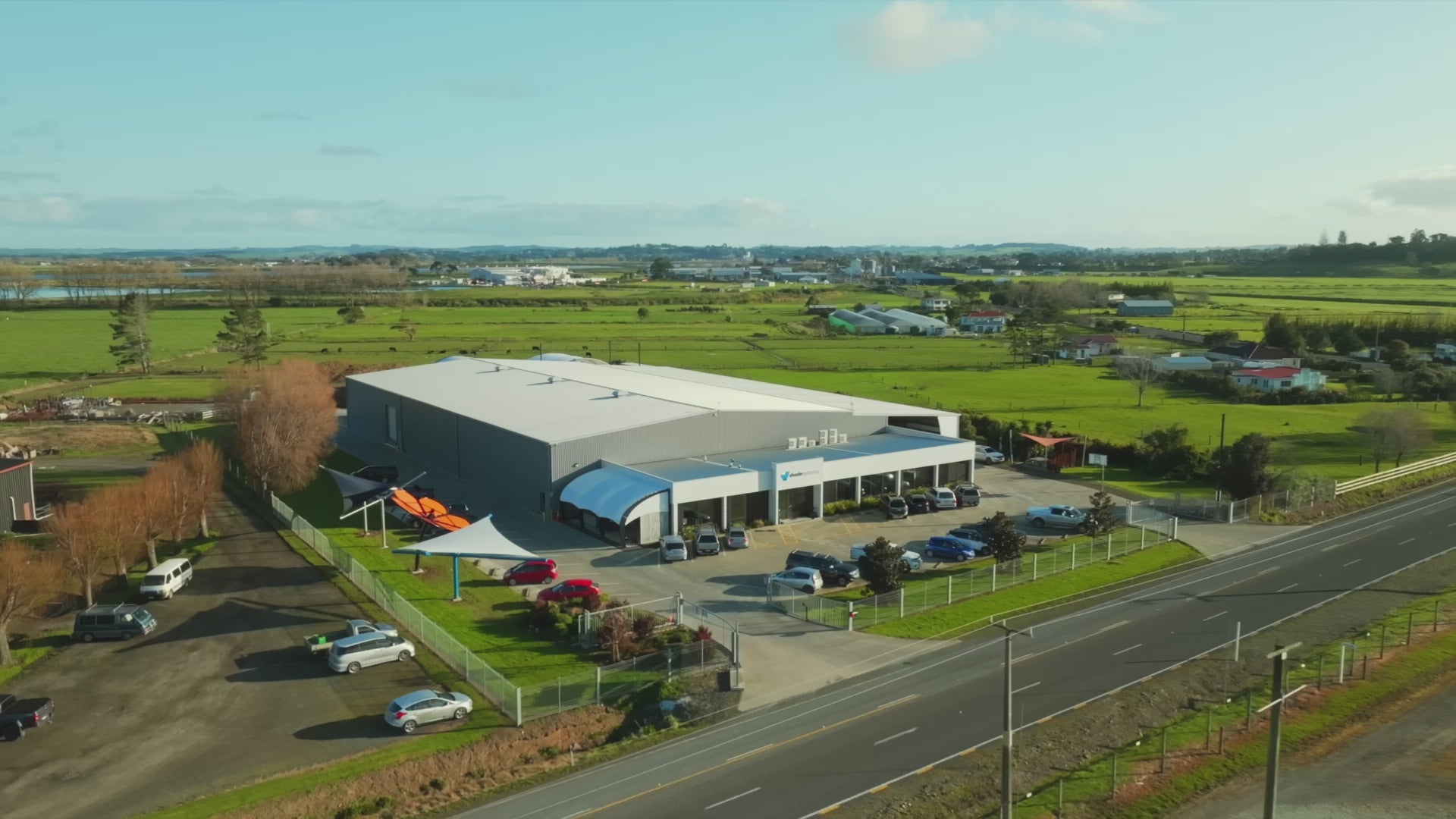 Carica il video: custom shade sail